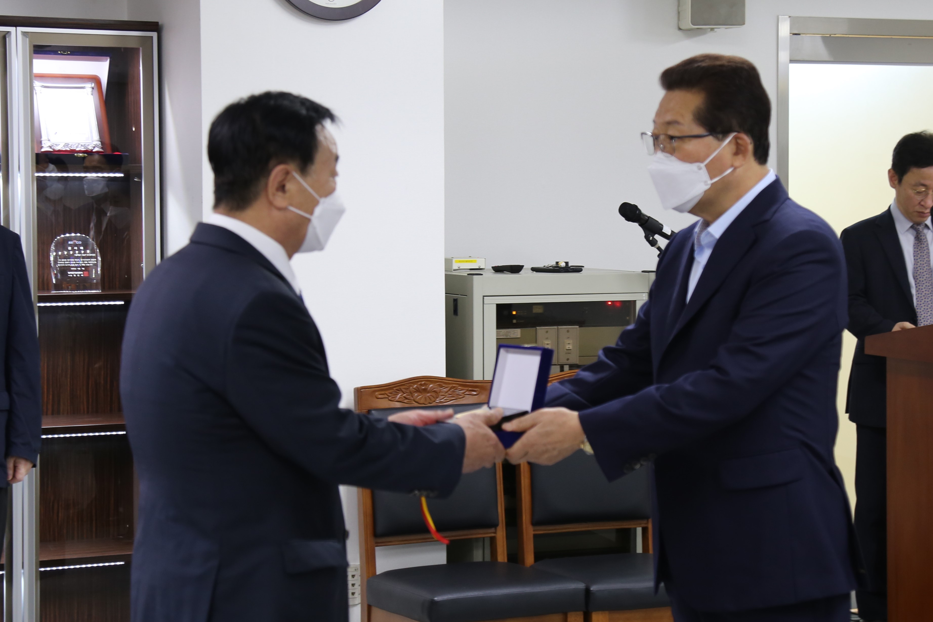 유공직원 표창패 및 퇴직직원 감사패 수여식   사진3